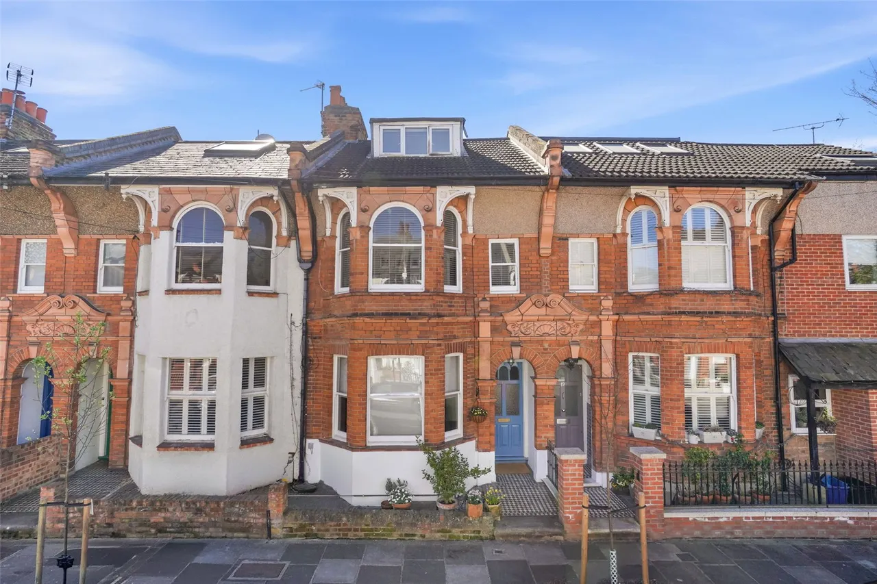 2 bed flat for sale — Warwick Road, Hampton Wick, KT1 4DW