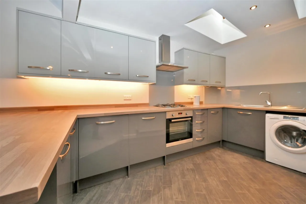 Town Street, Rawdon, LS19, photo 3