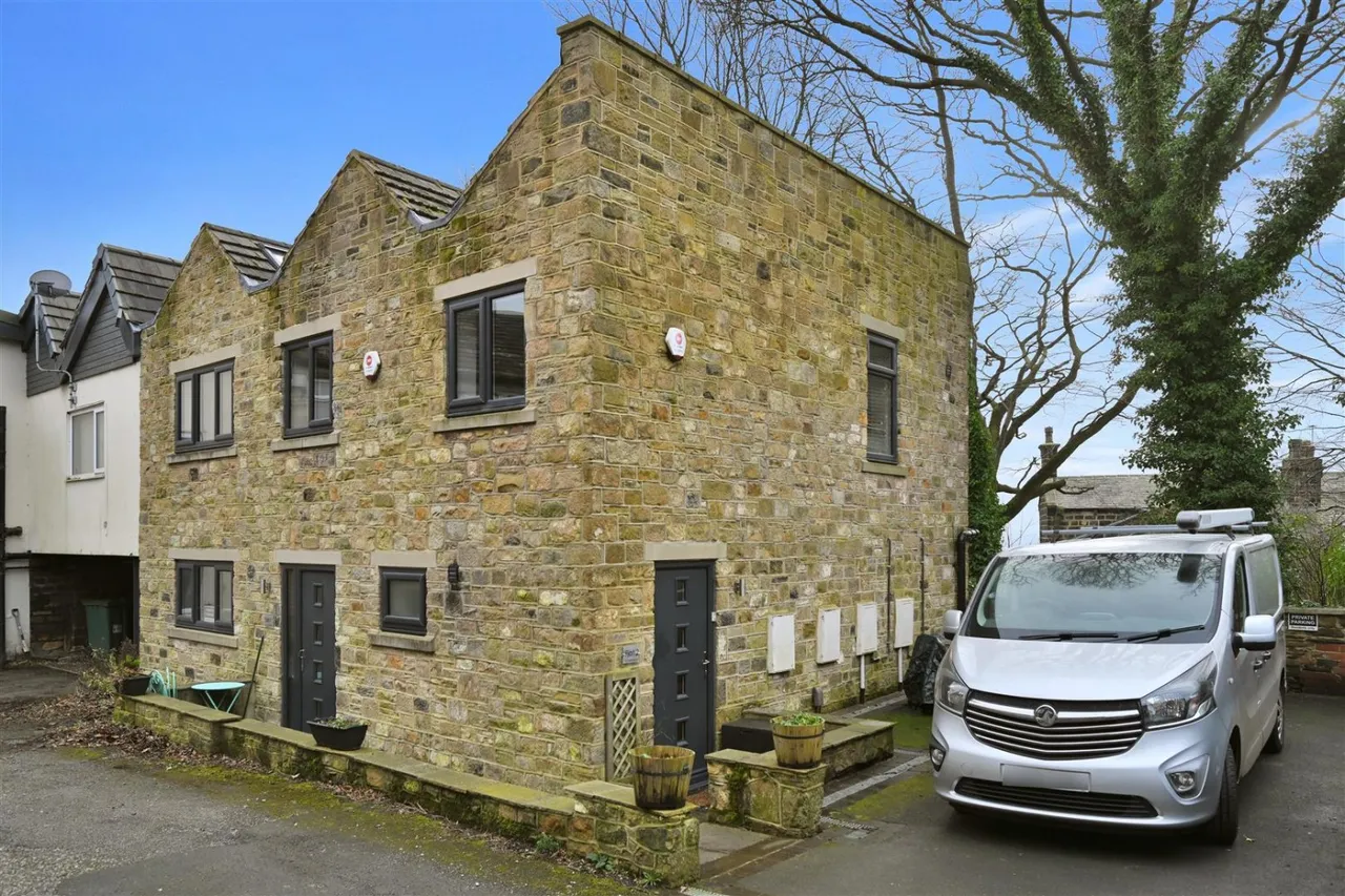 2 bed flat to rent, Town Street, Rawdon, LS19
