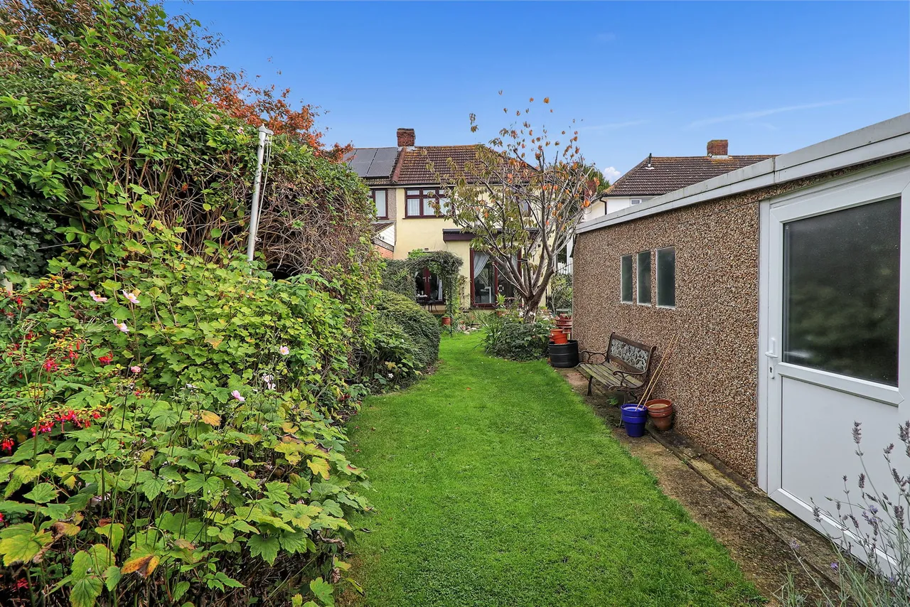 Laburnum Walk, Hornchurch, RM12, photo 24
