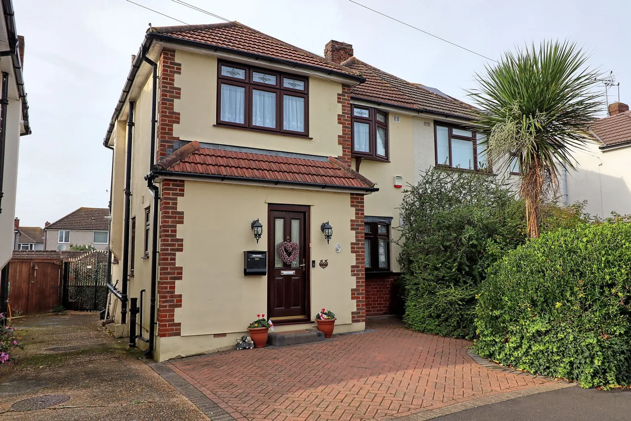 Laburnum Walk, Hornchurch, RM12, photo 28
