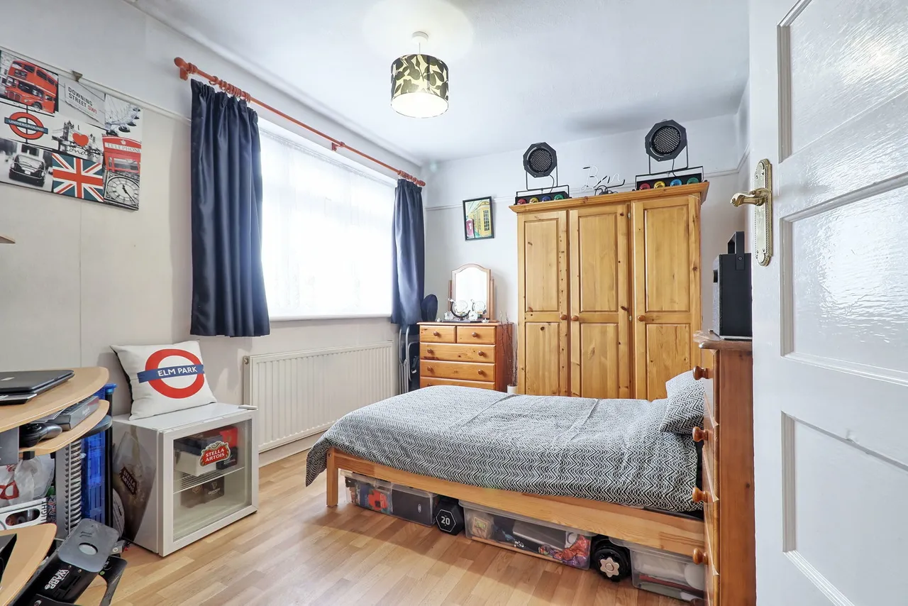 Laburnum Walk, Hornchurch, RM12, photo 21