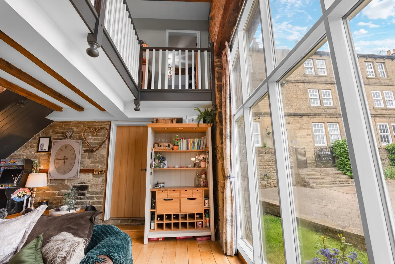 Whinstones, Briery Busk Farm, S36, photo 14