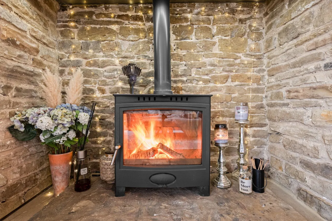 Whinstones, Briery Busk Farm, S36, photo 5