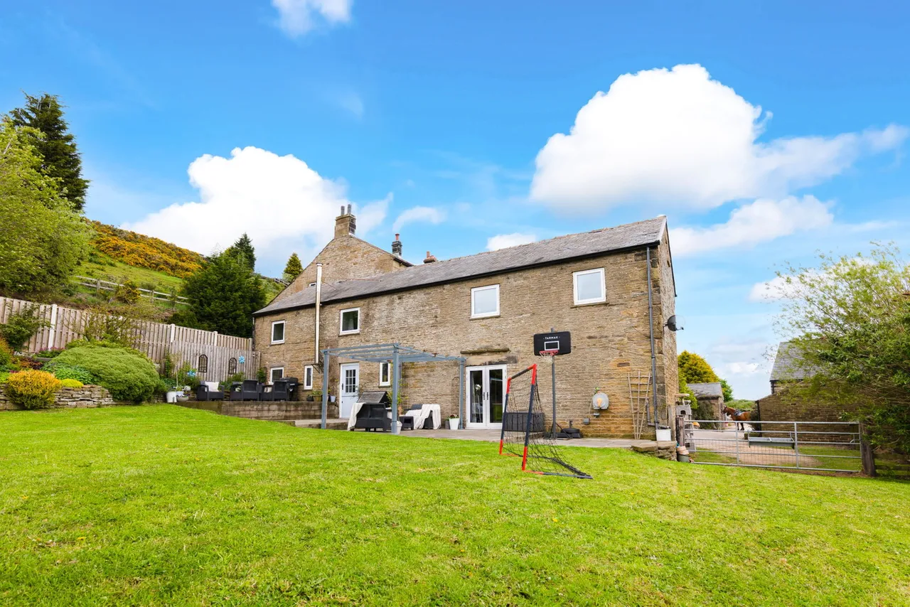 Whinstones, Briery Busk Farm, S36, photo 44