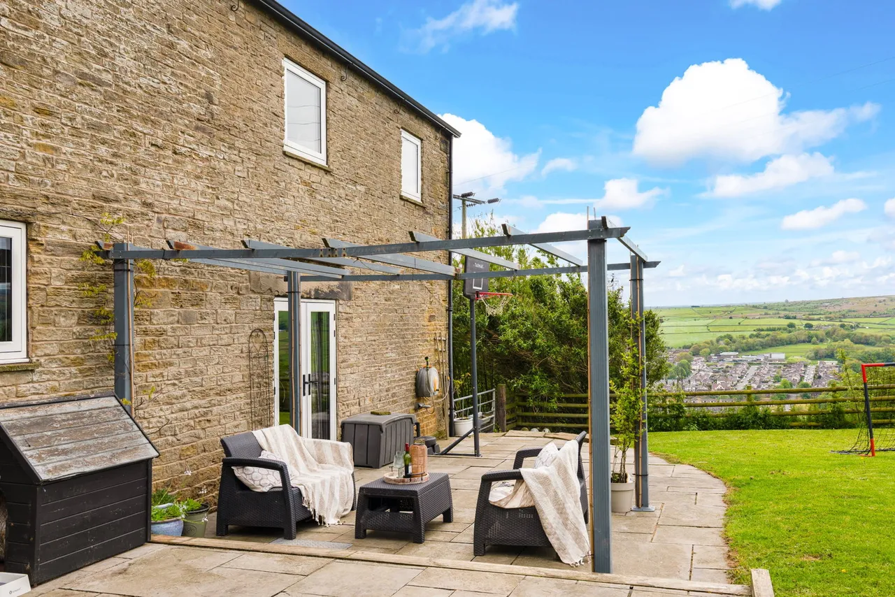 Whinstones, Briery Busk Farm, S36, photo 18