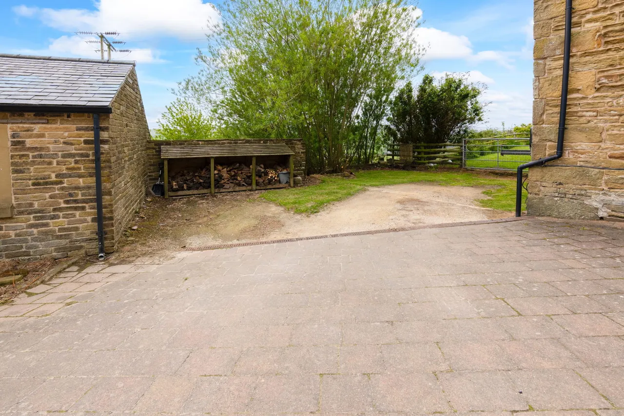 Whinstones, Briery Busk Farm, S36, photo 59
