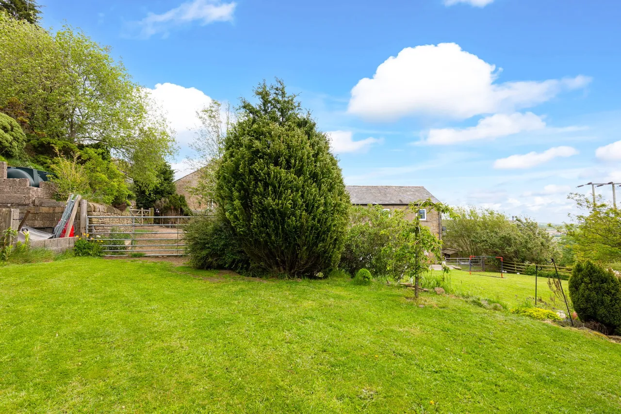 Whinstones, Briery Busk Farm, S36, photo 49