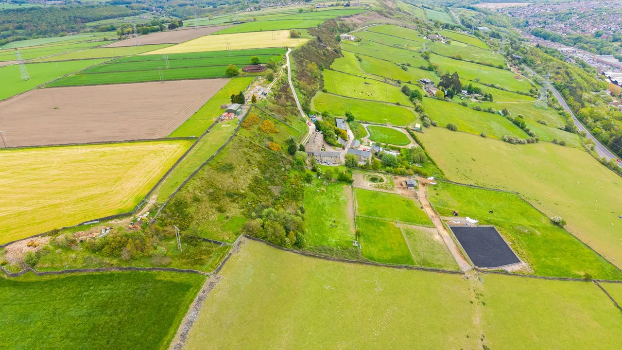 Whinstones, Briery Busk Farm, S36, photo 53