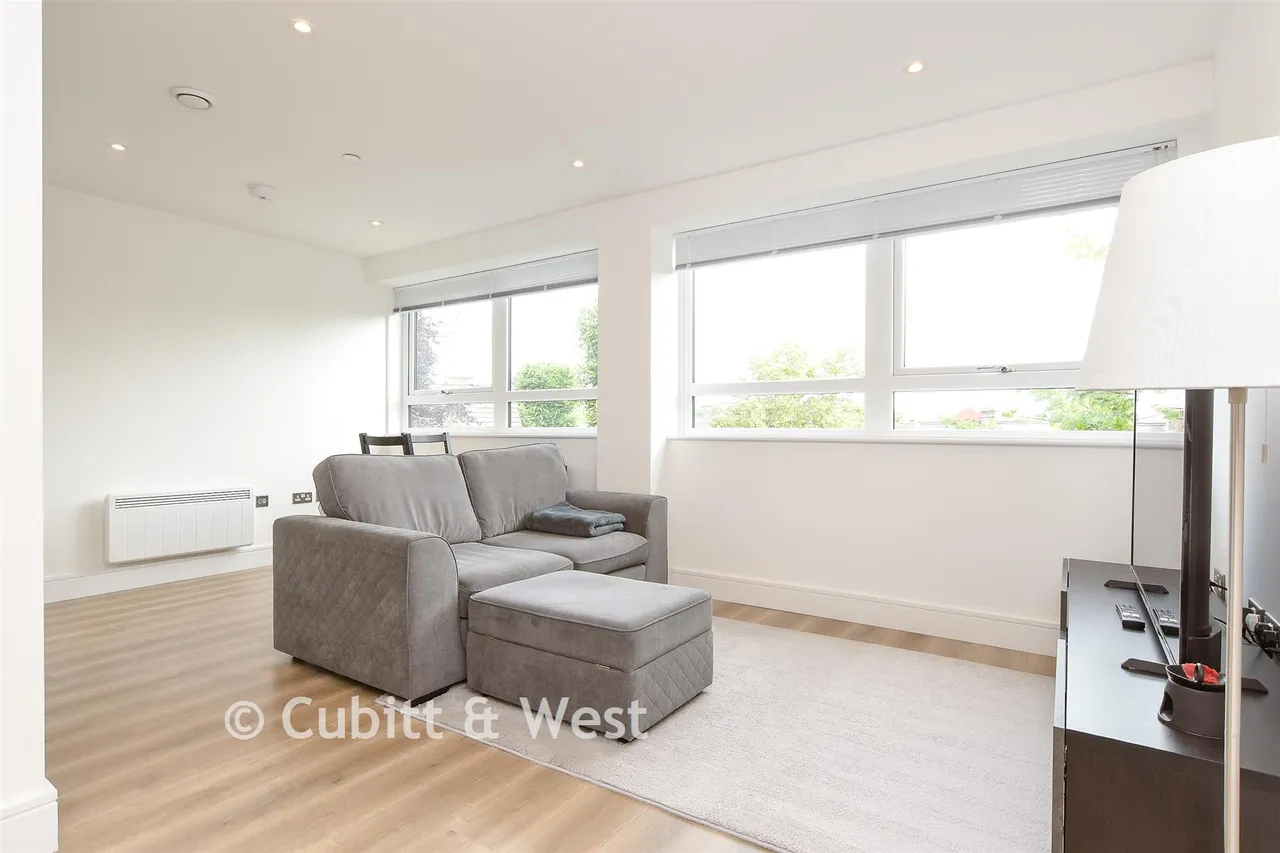 1 bed flat for sale, Wood Street, East Grinstead, RH19
