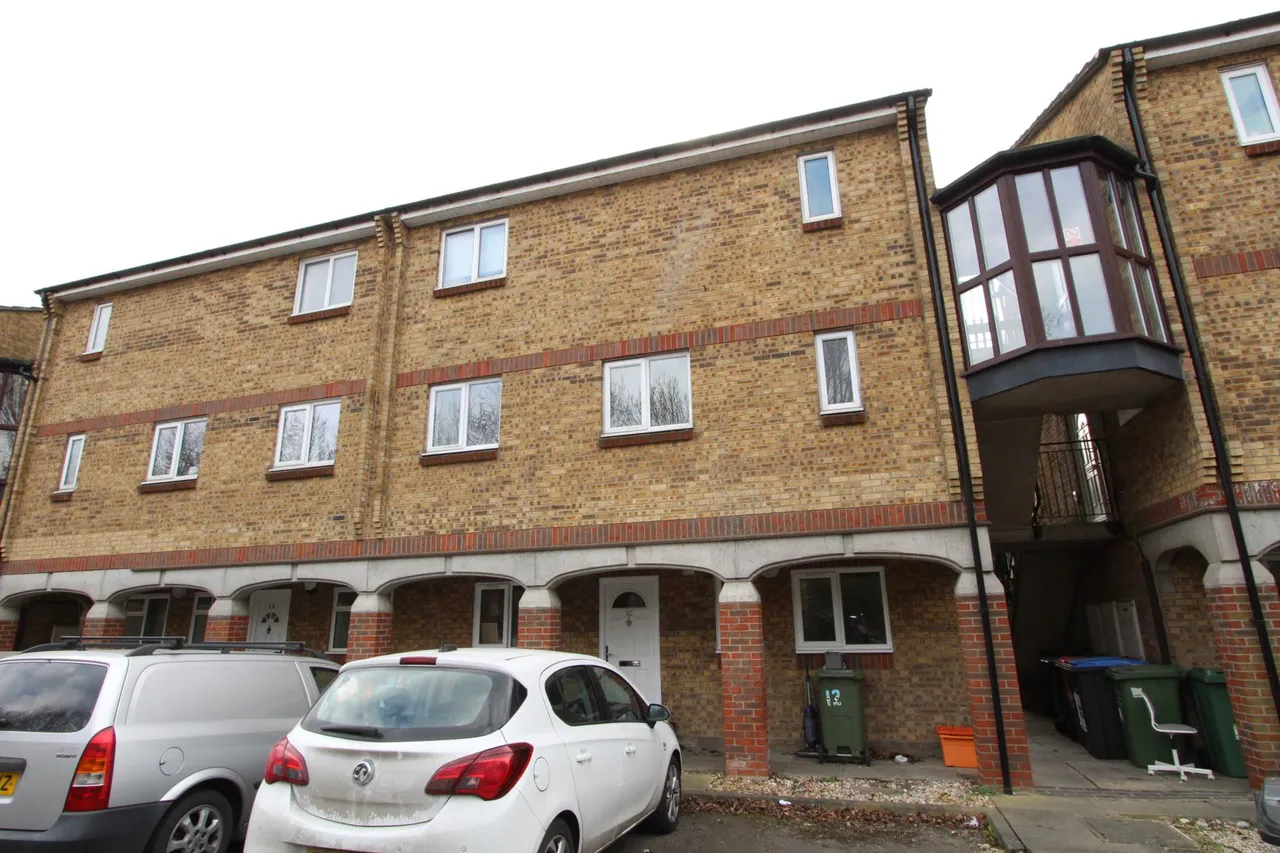 2 bed flat to rent — Woodstock Crescent, Laindon, SS15 6LG