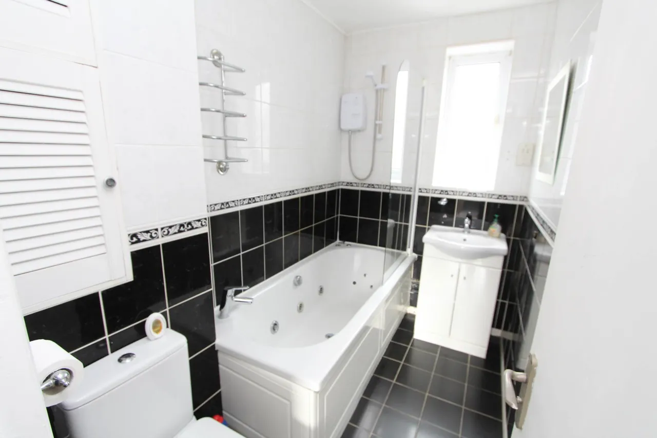 Woodstock Crescent, Laindon, SS15 6LG, photo 8