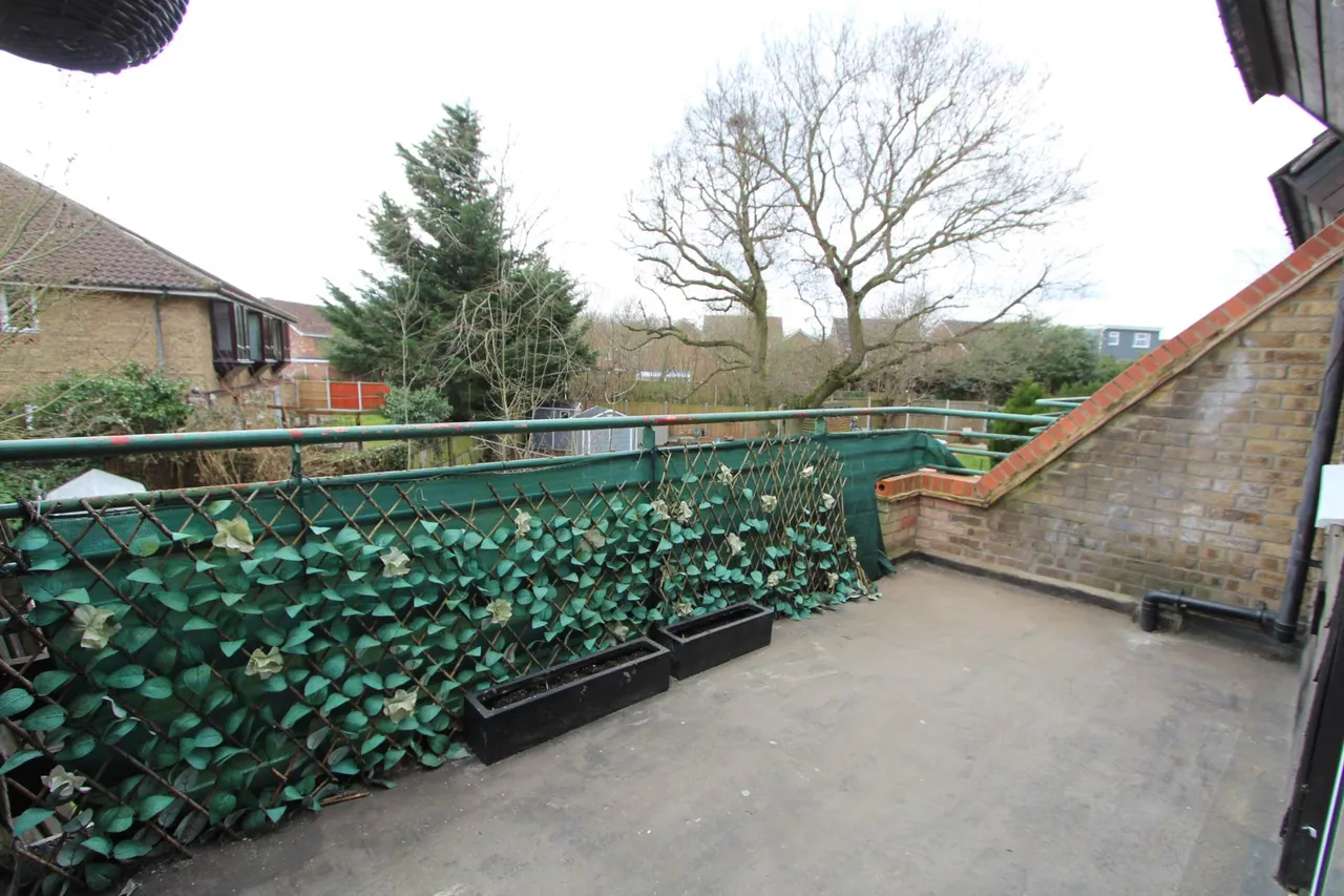 Woodstock Crescent, Laindon, SS15 6LG, photo 9