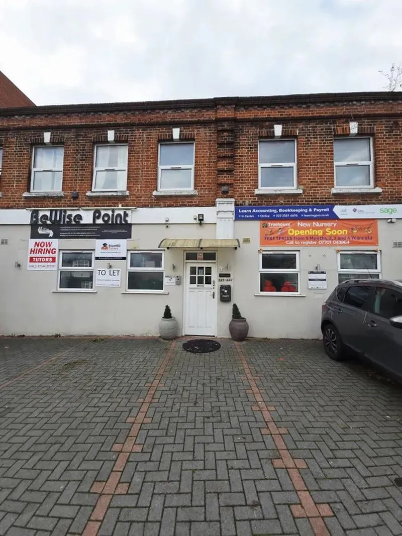property to rent — High Road, Harrow Weald HA3 5EE