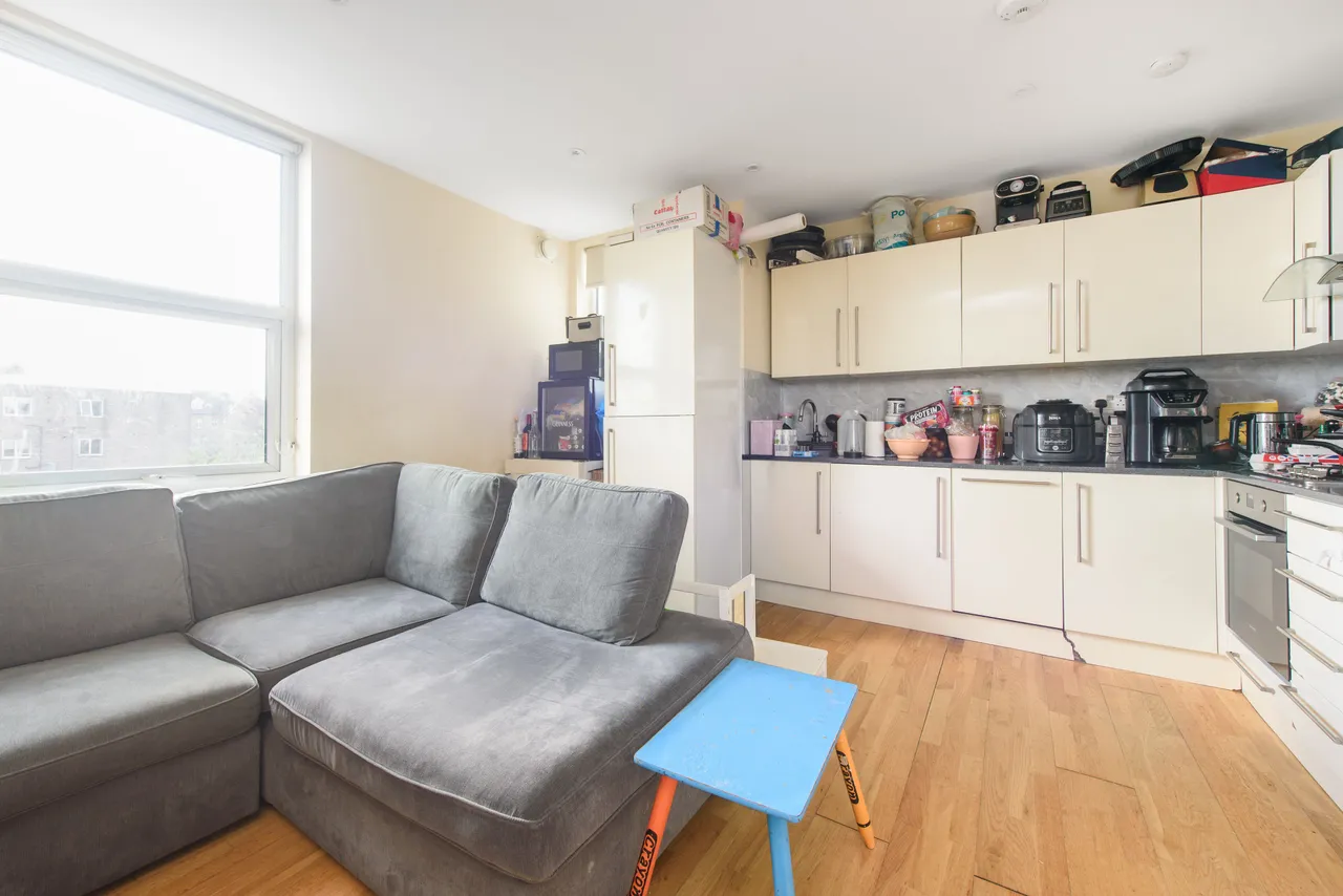 Flat 10, Sheila House, London, photo 2