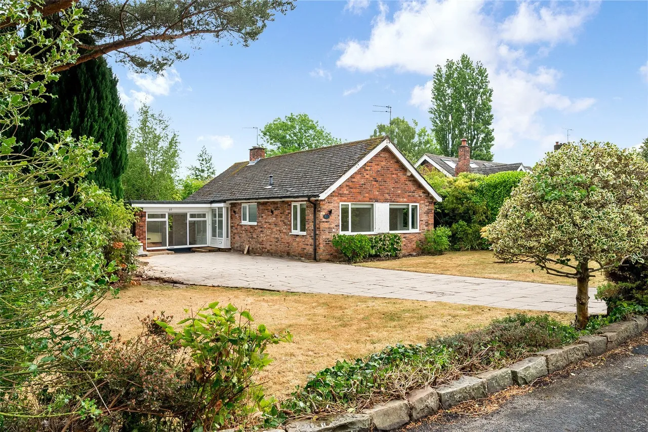 2 bed house for sale, Meadow Drive, Prestbury, SK10