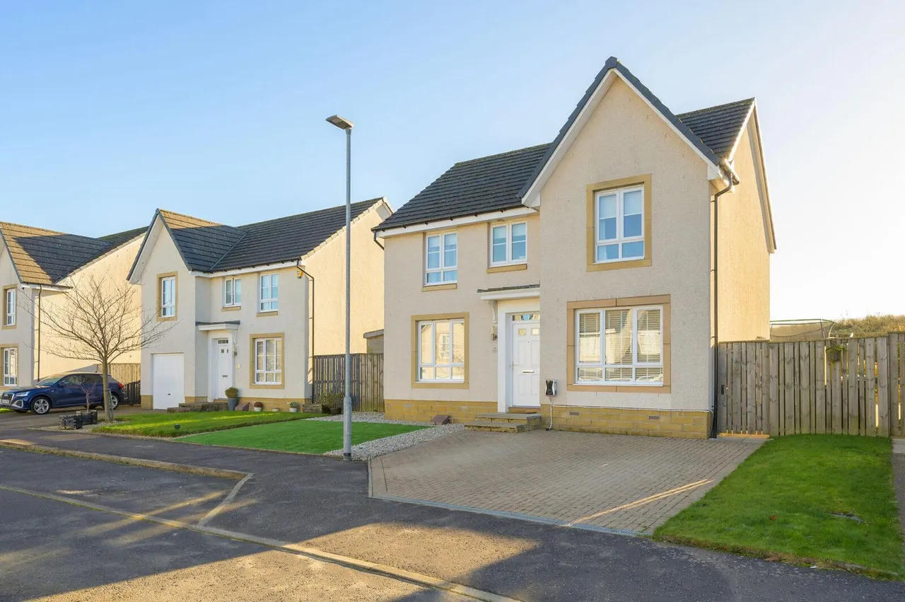 4 bed house for sale — Kingsbarns Gardens, Westerwood, G68 0FX