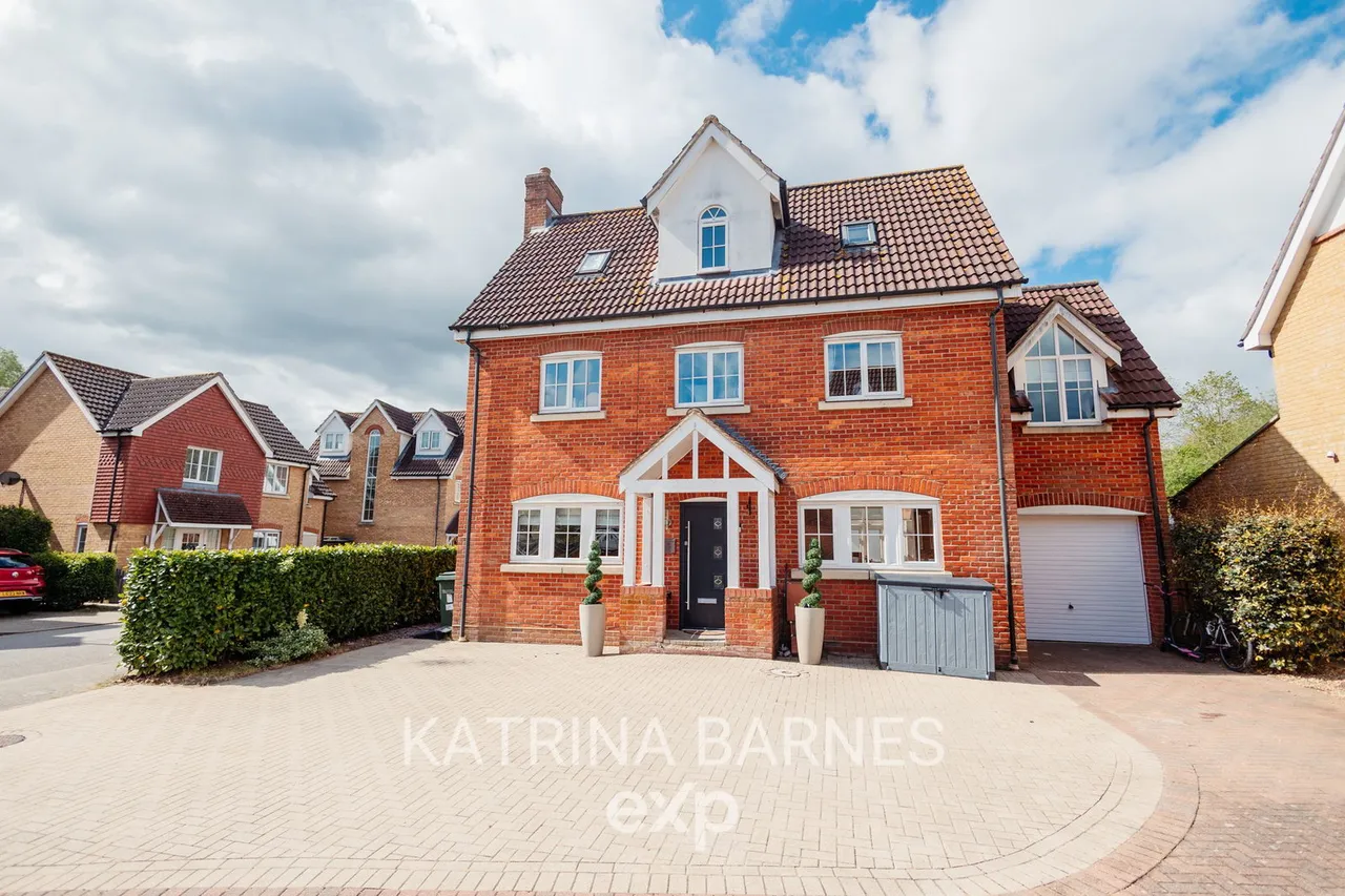 5 bed house for sale — Grantham Avenue, Great Notley