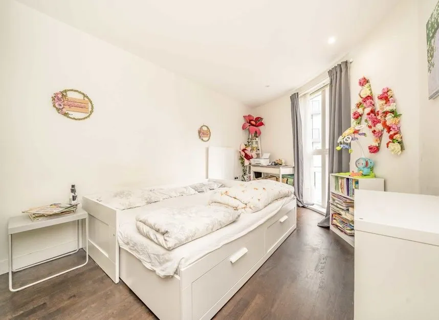 Pump House Crescent, Brentford, TW8, photo 4