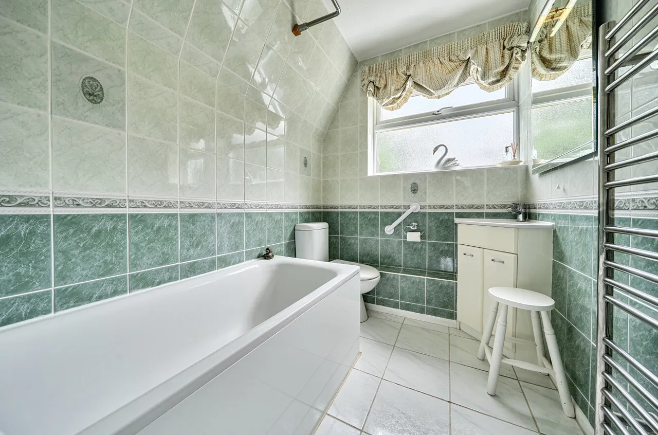 Inglewood Avenue, Camberley, Surrey, GU15 1SL, photo 9