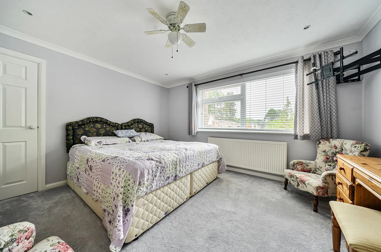 Inglewood Avenue, Camberley, Surrey, GU15 1SL, photo 5