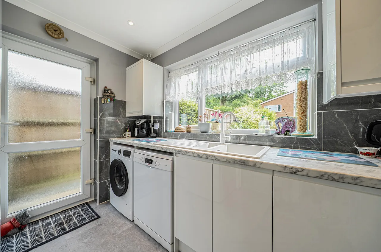 Inglewood Avenue, Camberley, Surrey, GU15 1SL, photo 4