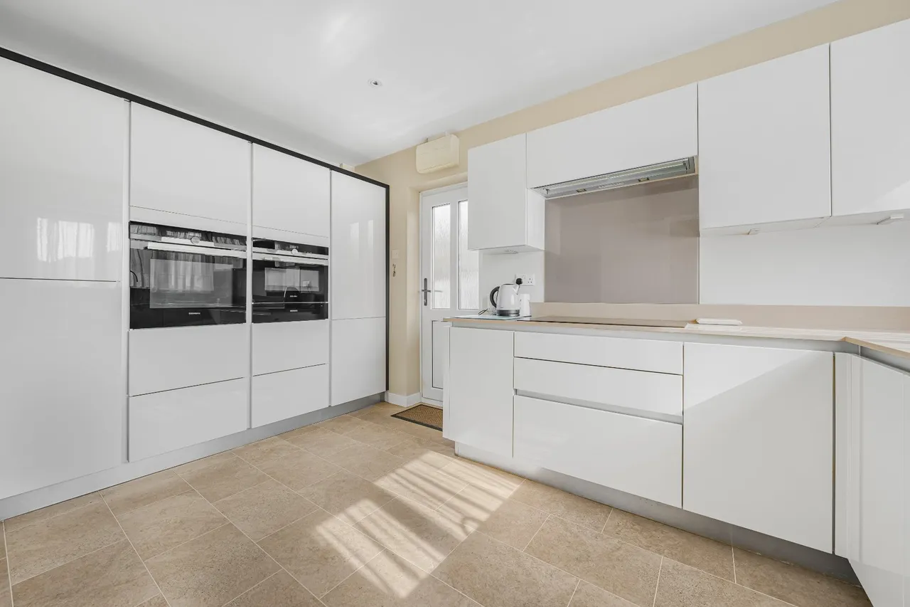 Stewart Avenue, Shepperton, TW17, photo 2