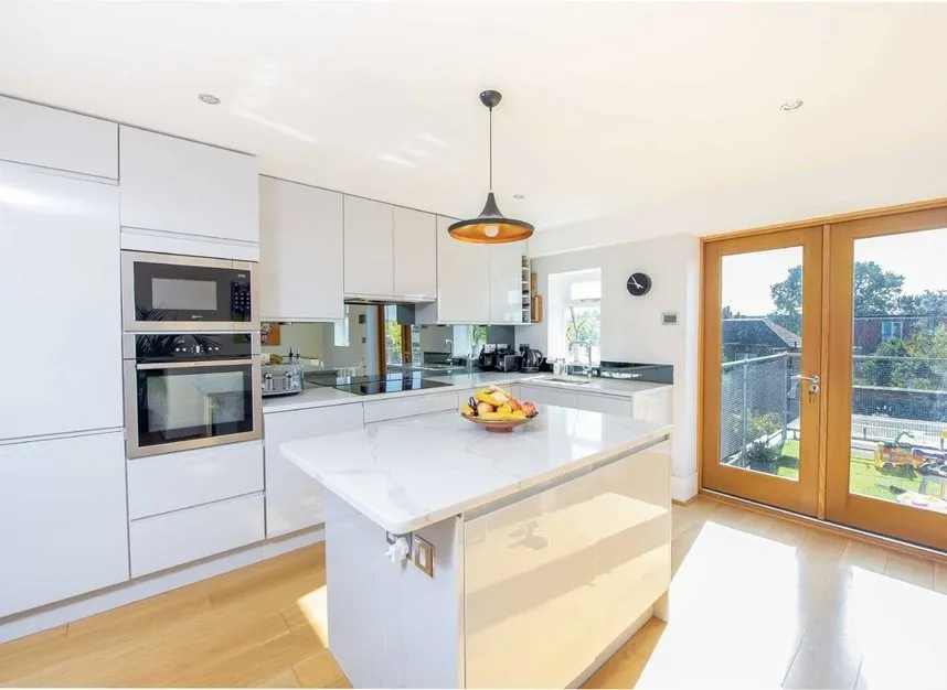 Whitehall Gardens, Acton, W3, photo 3