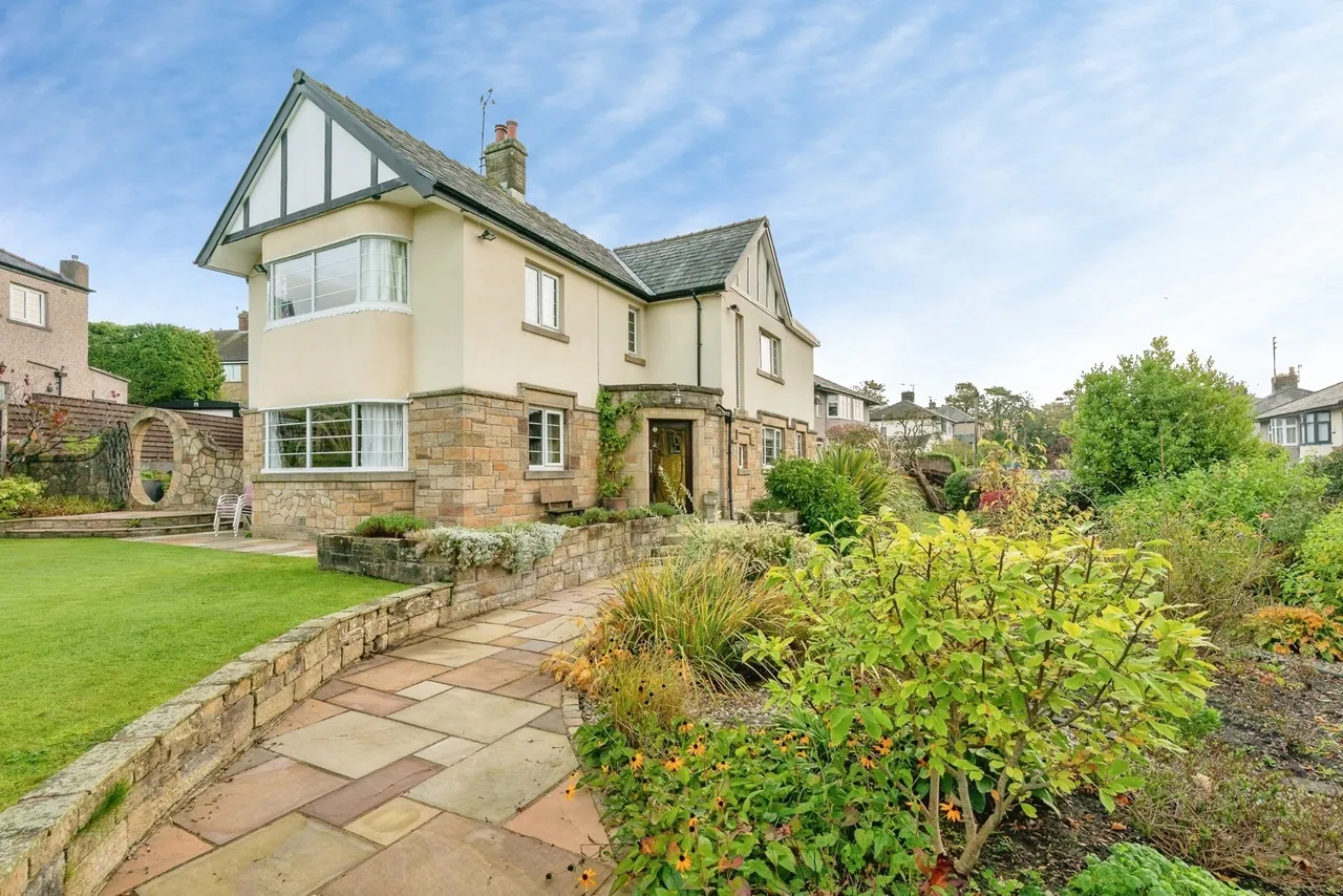 4 bed house for sale, Gisburn Road, Barrowford, BB9