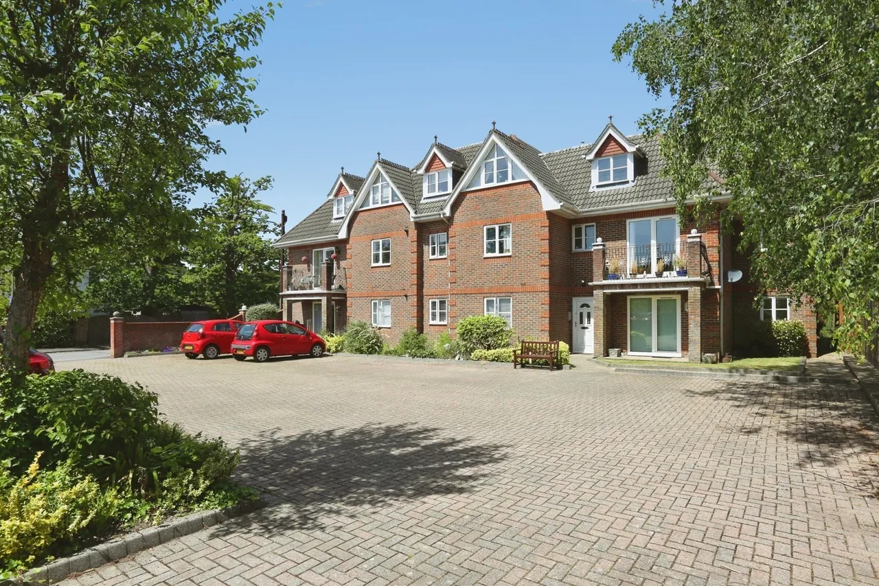 2 bed flat for sale, Winchester Road, Chandler's Ford, SO53