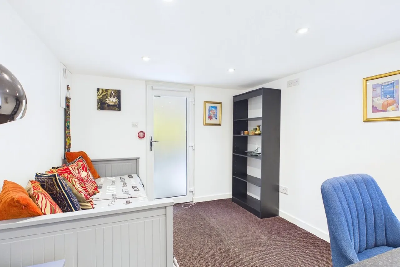 Nabs Retreat, Kenilworth Road, photo 5