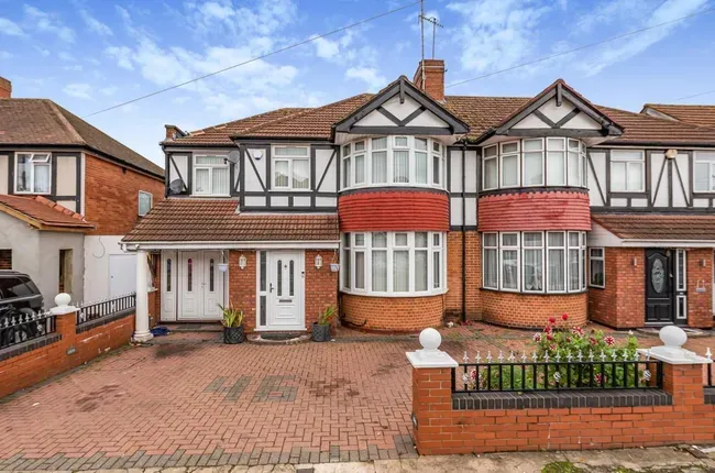 5 bed house for sale — Delamere Road, Hayes