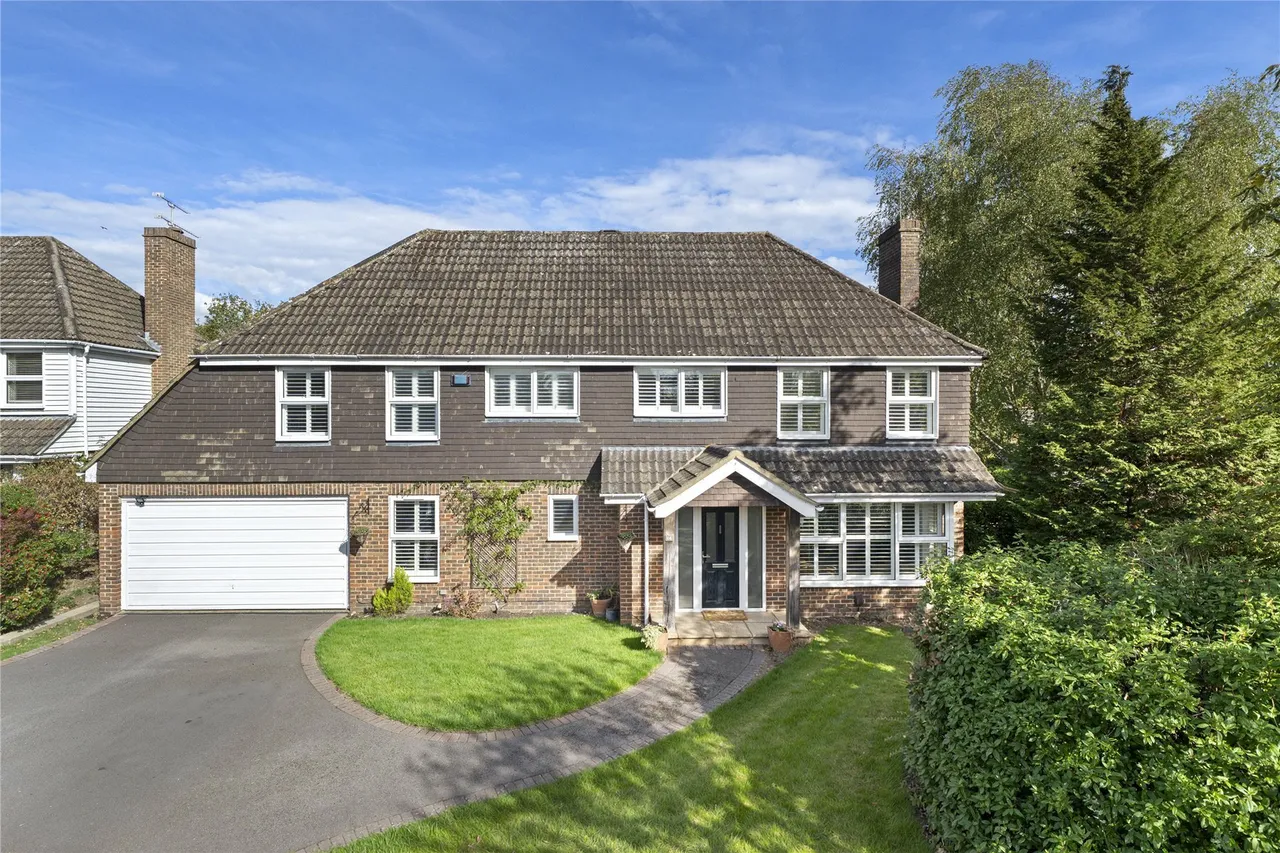 4 bed house for sale, Woodend Park, Cobham, KT11