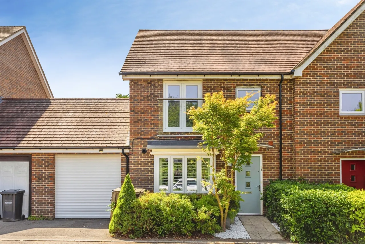 3 bed house for sale — Goldfinch Road, Burgess Hill