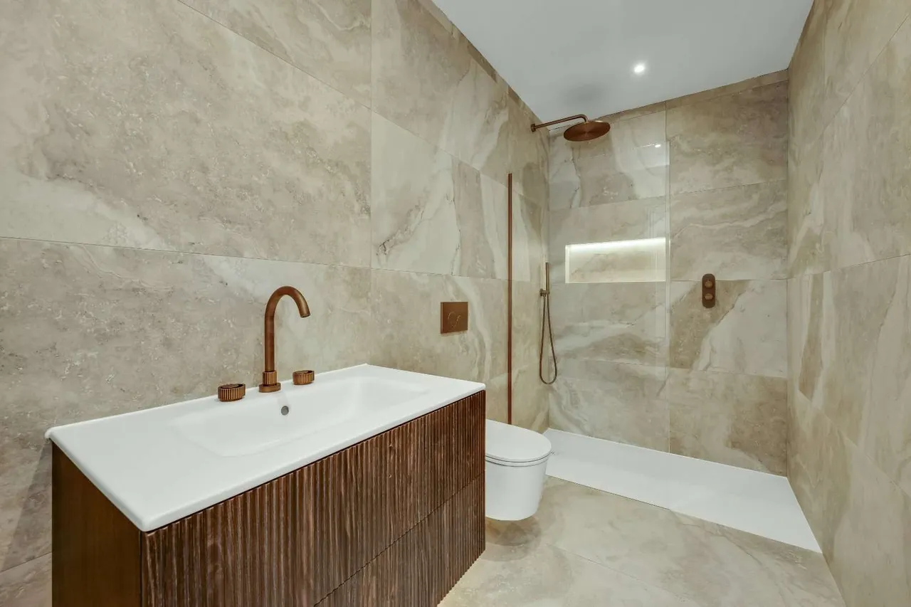 Ashley Road, Walton-on-Thames, KT12, photo 15