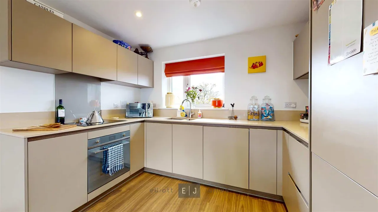 Luna Court, Loughton, photo 6