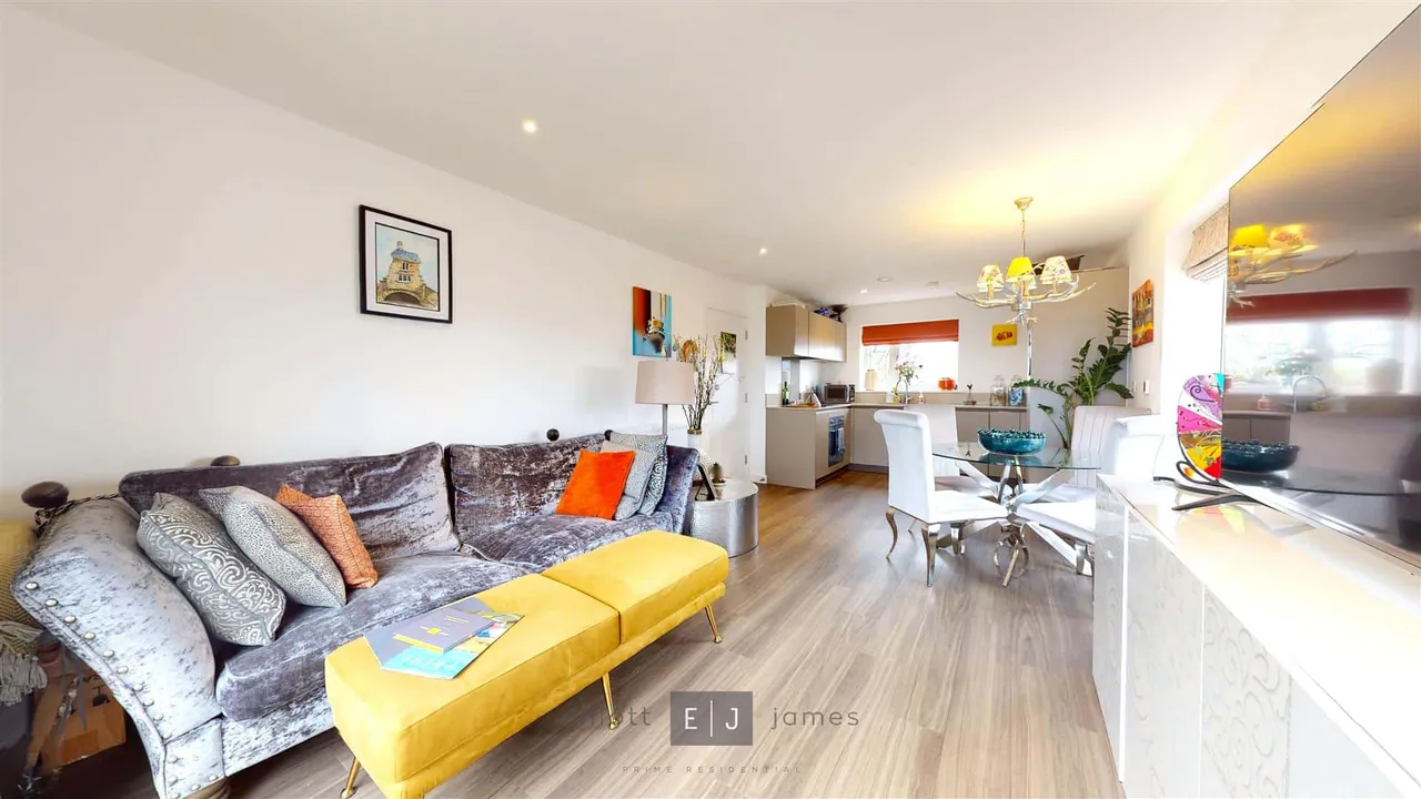 2 bed flat for sale — Luna Court, Loughton