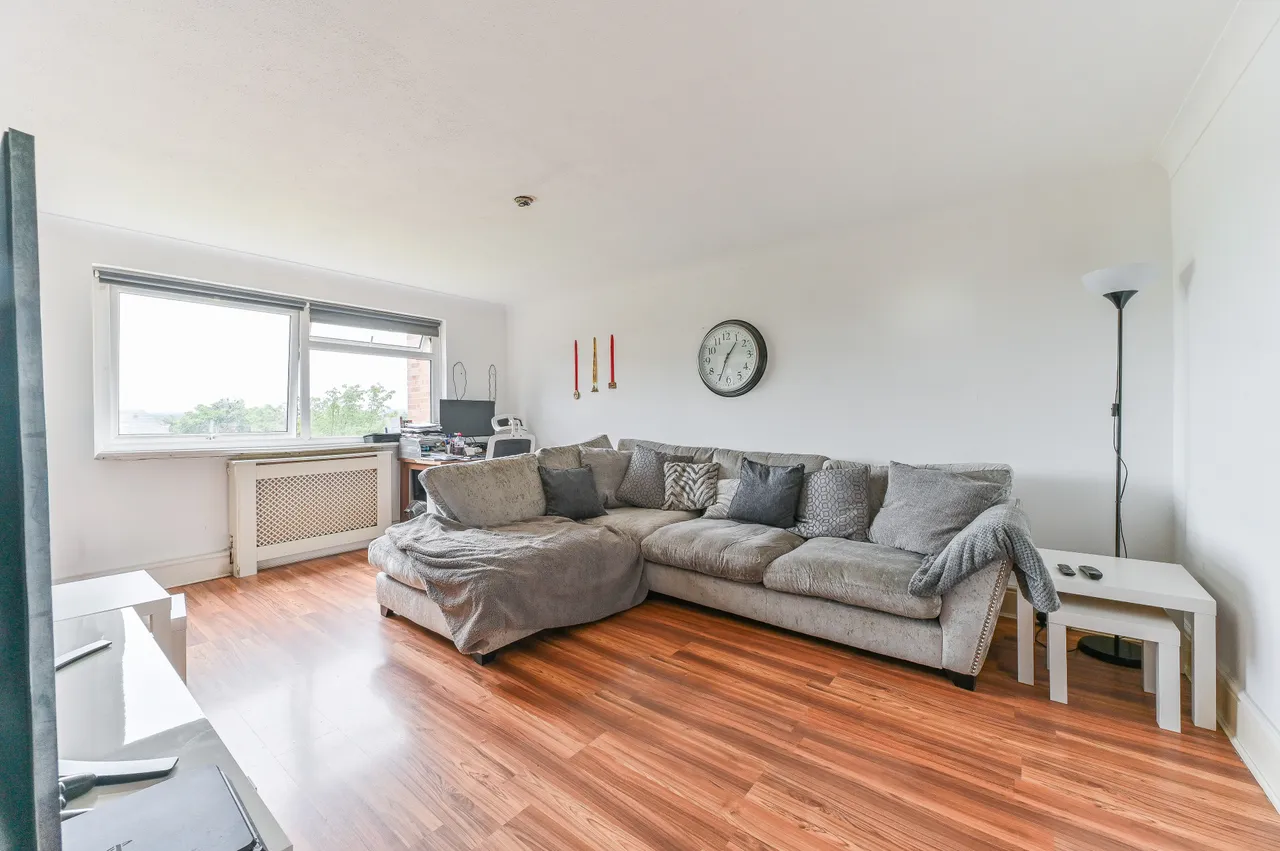6 Benwick Court, Croydon Road, London, photo 2