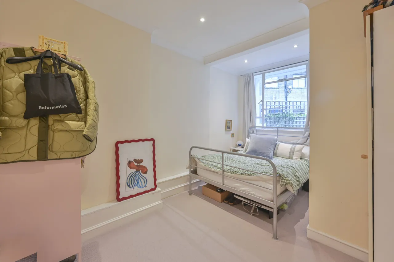 2 bed flat to rent — Lower Ground Floor Flat, 125 St Georges Drive, London