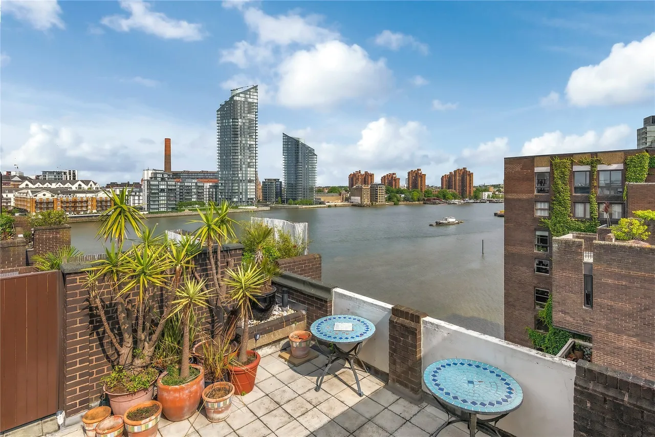 2 bed flat for sale — Valiant House, Vicarage Crescent, London, SW11