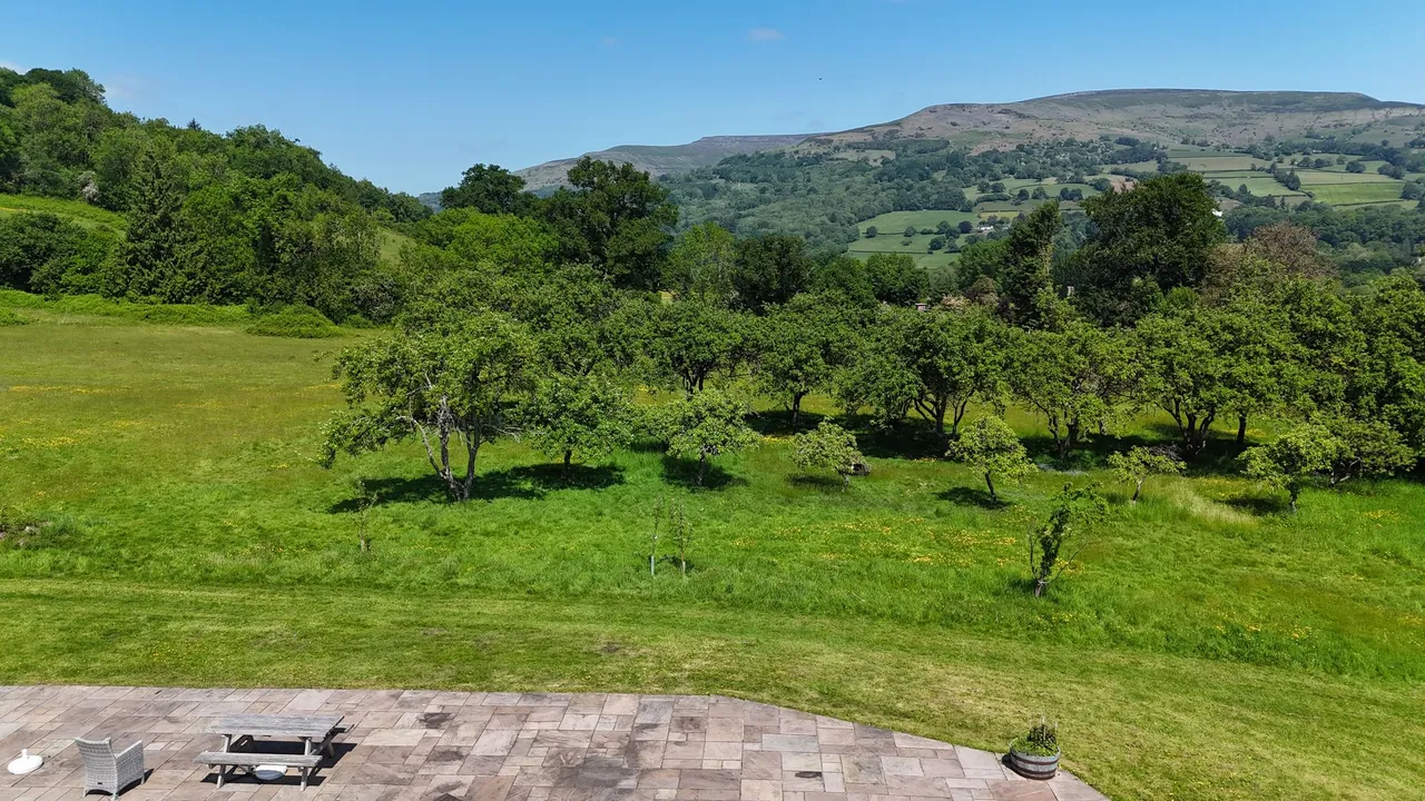 Llangattock, NP8, photo 3