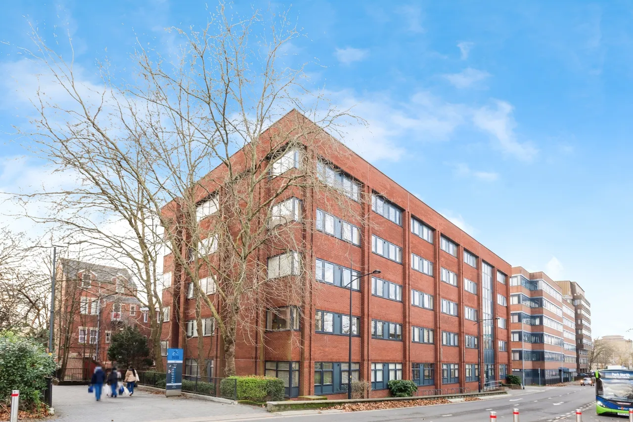 2 bed flat for sale — Farnsby Street, Swindon, Wiltshire, SN1