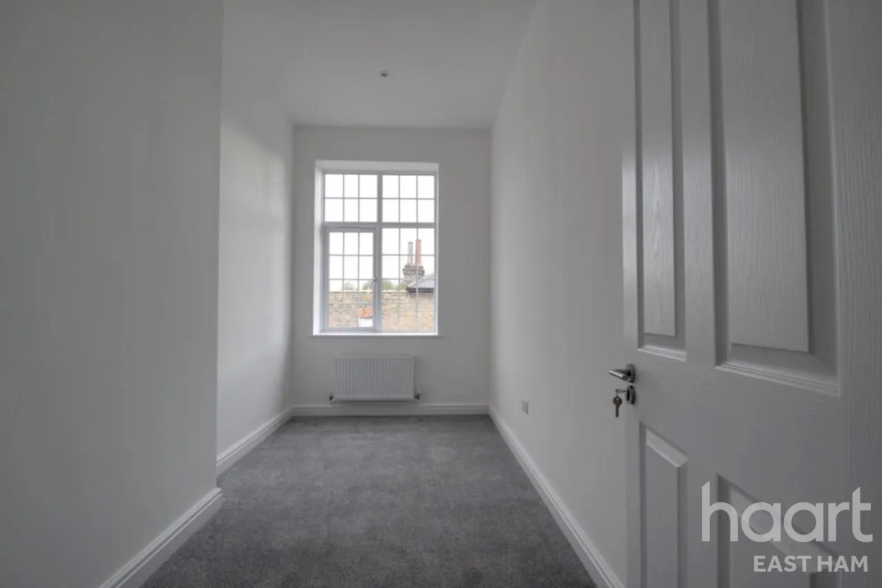 Barking Road, E6, photo 7