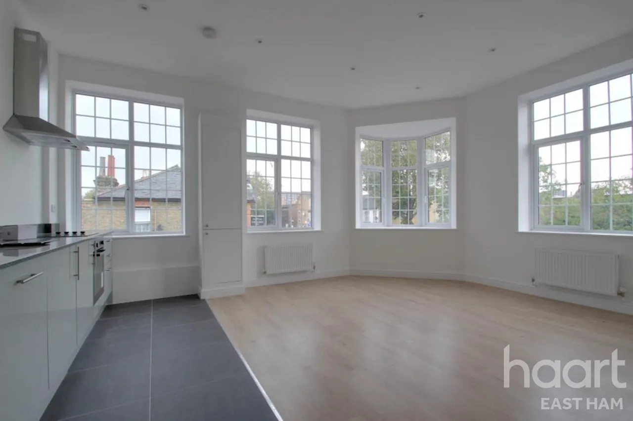 3 bed flat to rent, Barking Road, E6