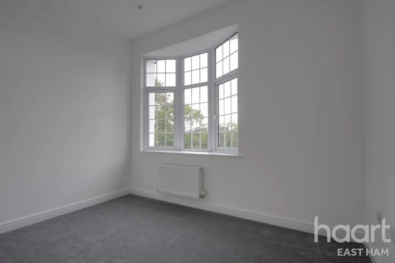 Barking Road, E6, photo 6