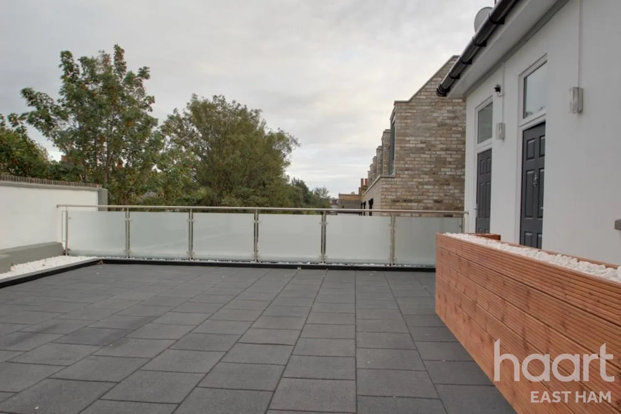 Barking Road, E6, photo 9