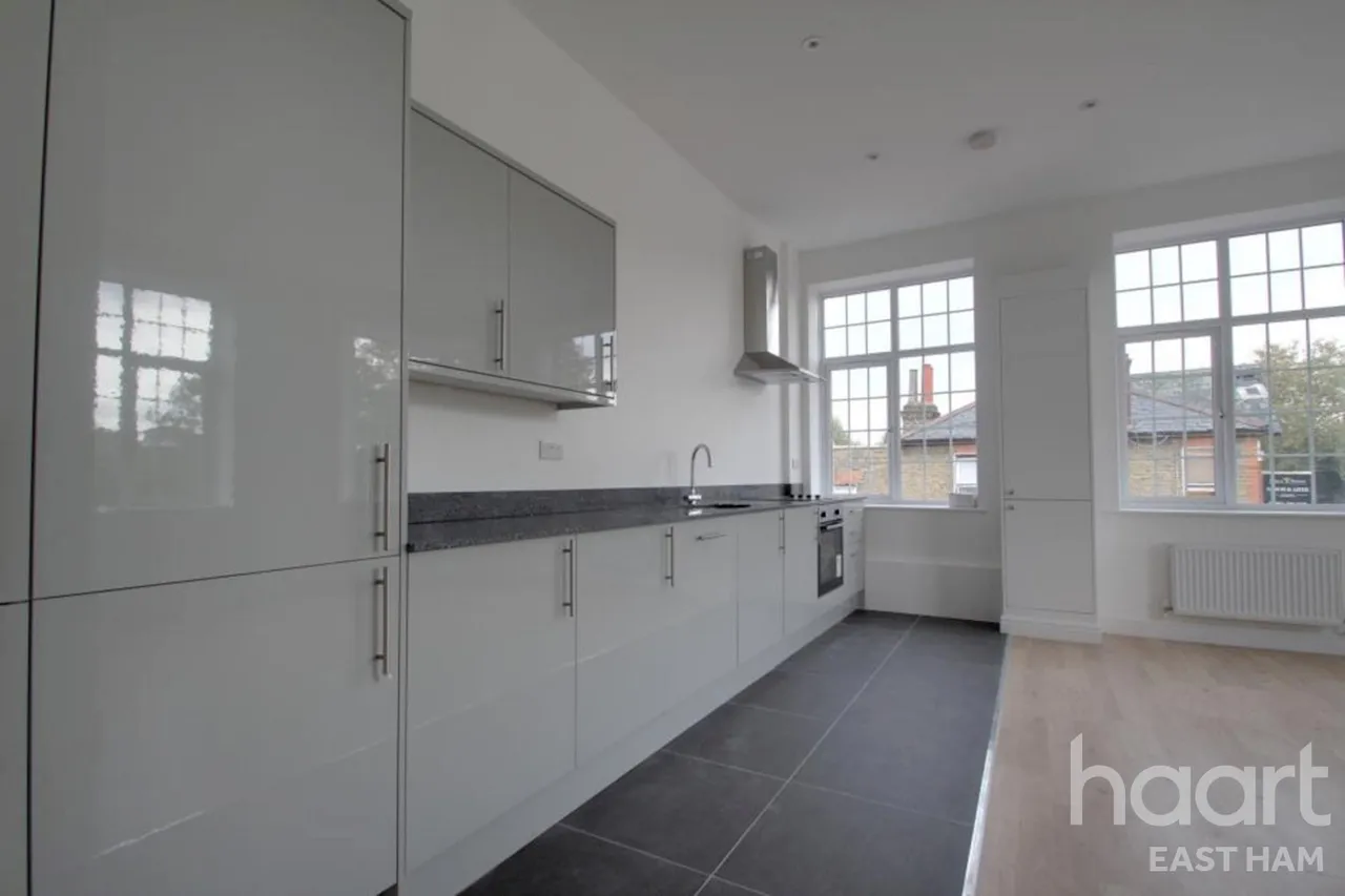 Barking Road, E6, photo 3