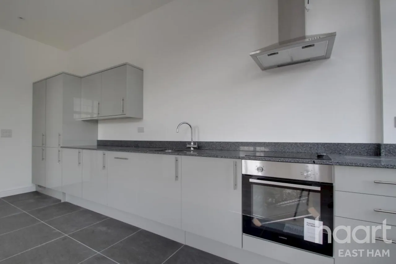 Barking Road, E6, photo 2