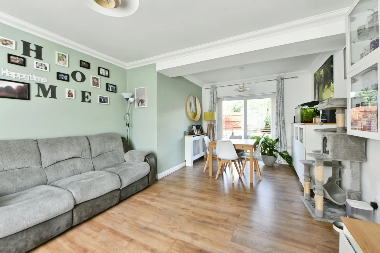 Wakefield Crescent, Romiley, SK6, photo 3