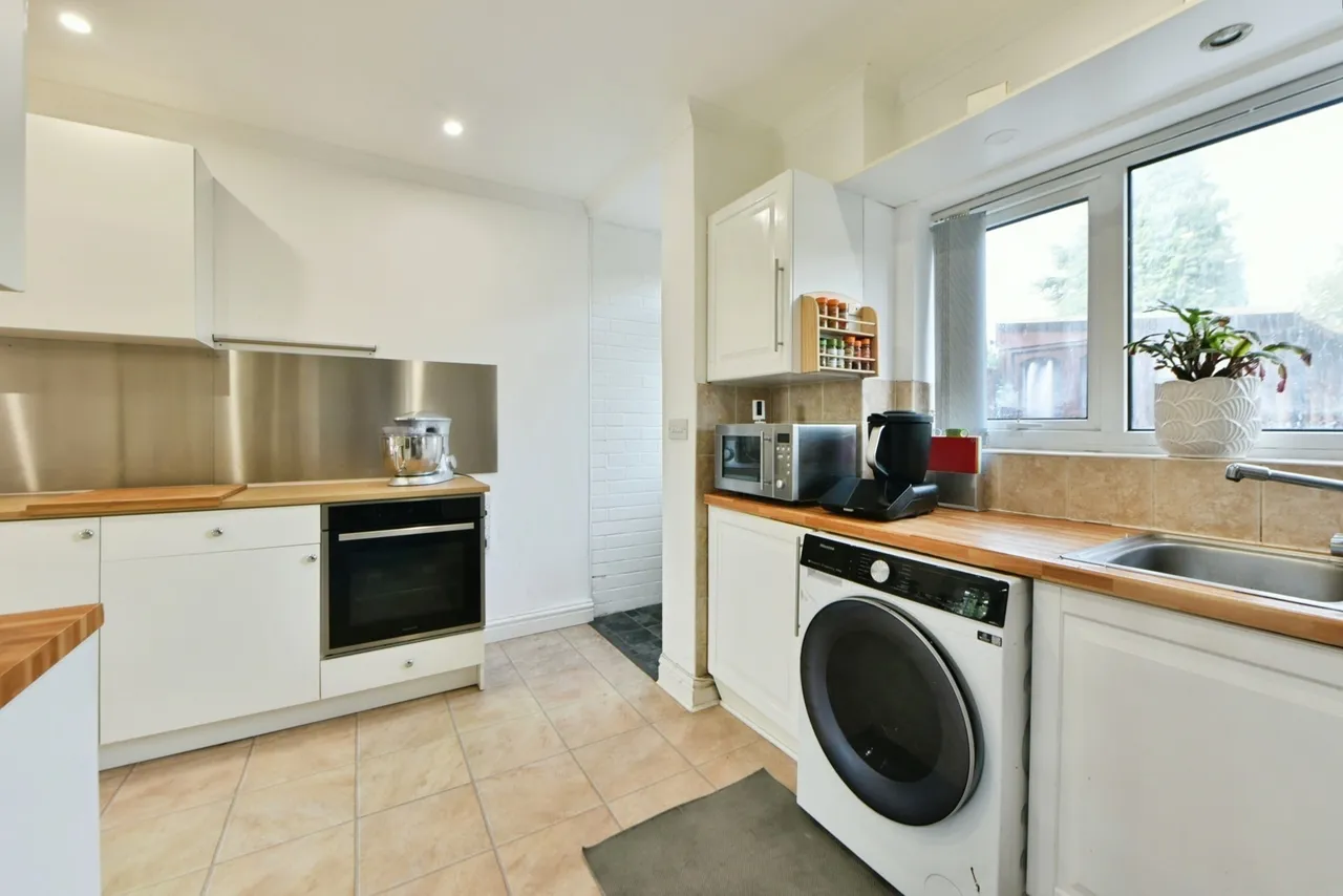 Wakefield Crescent, Romiley, SK6, photo 11
